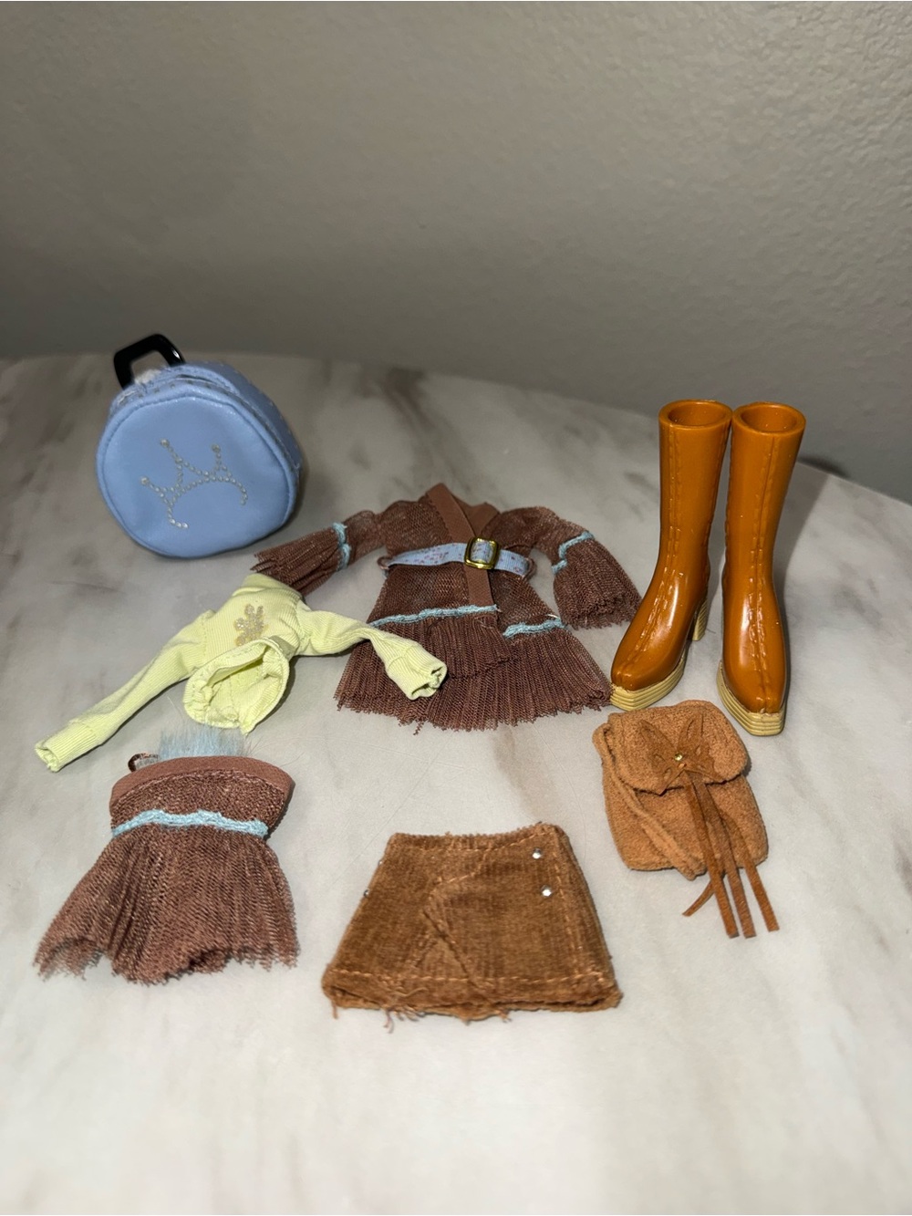 Bratz outfit & accessories 2 shirts coat skirt 2 backpacks medal crowns